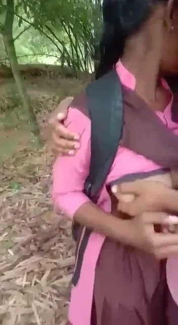 स्कूल ड्रेस उठा के मस्त चूचे दबाये