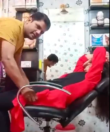 भाभी जी को सलून में बुलाकर खूब मजे से चुत चाटी