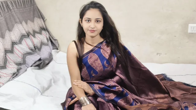 Desi Indian bhabhi ko hotel me meeting sari me full entertainment